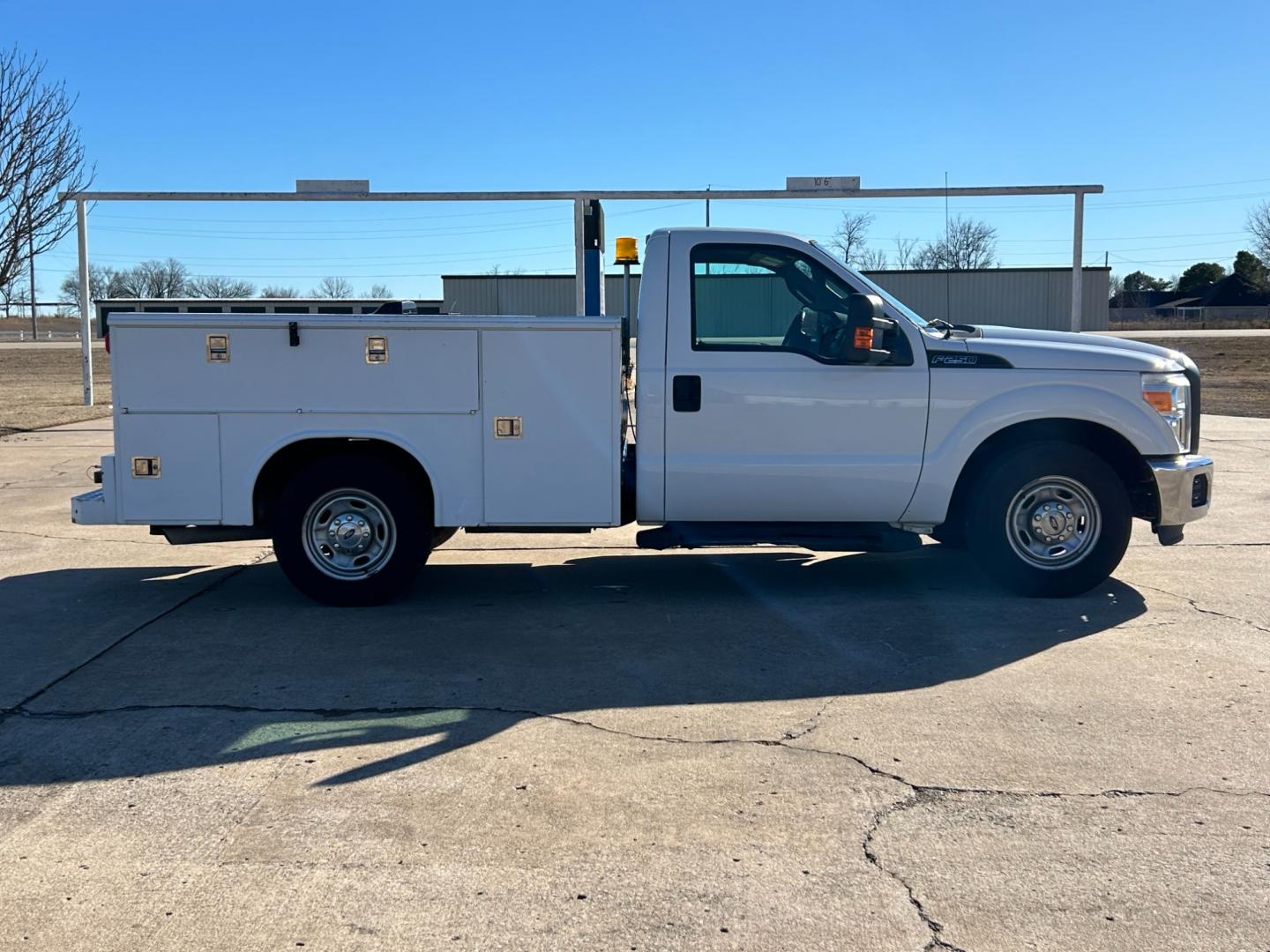 2015 White /Gray Ford F-250 SD (1FDBF2A62FE) with an 6.2L V8 F SOHC 16V engine, 6-Speed Automatic transmission, located at 17760 Hwy 62, Morris, OK, 74445, (918) 733-4887, 35.609104, -95.877060 - Photo#3